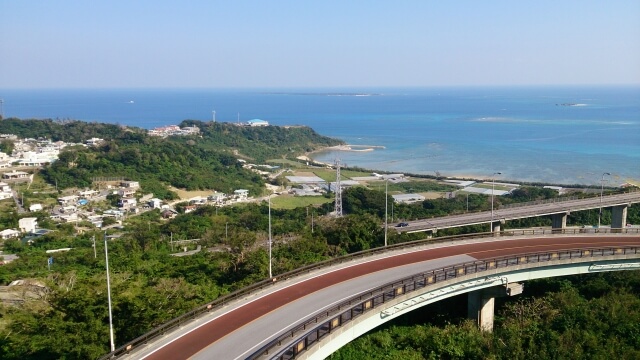 沖縄の海が近いお家の外壁、塩害によってコンクリートがひび割れ、塩分が浸透して劣化する