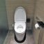 ふちなしトイレの特徴。縁がないデザインで、掃除が簡単で衛生的。汚れが溜まりにくく、清潔さを保ちやすい便器です。