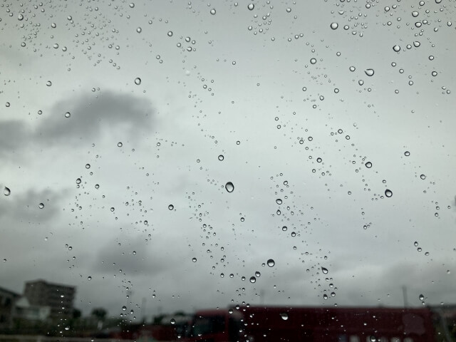雨が降る中、しっとりとした雰囲気に包まれた外観。雨天時の住宅の耐久性や雨漏り対策の重要性を考えるきっかけにもなる雨降りの様子を表現
