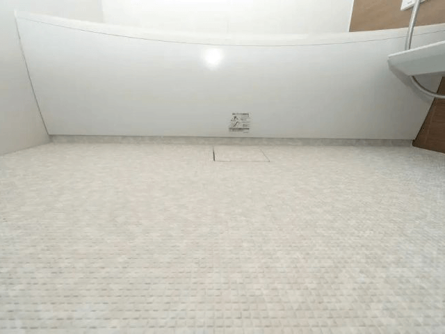 TOTOのユニットバスに採用された「ほっカラリ床」。やわらかくて冷たさを感じにくい快適設計で、毎日の入浴が快適になる人気の浴室床材を紹介した画像