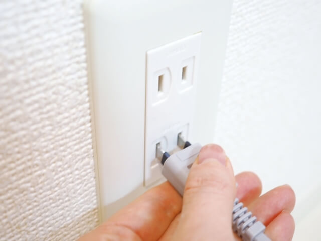 リフォーム後に後悔しやすいコンセントの配置ミスを紹介する画像。生活動線や家電配置を考慮せず設計したことで使いにくさが発生している様子。