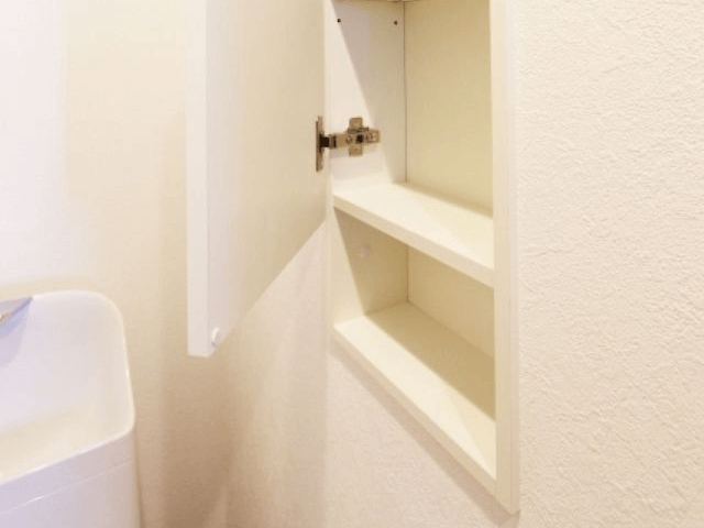 トイレ空間にスッキリと収まるおしゃれなニッチ棚の施工例