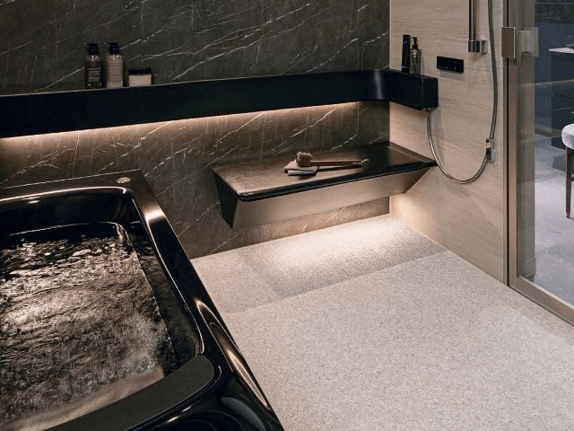 TOTOの浴室に採用された「ほっカラリ床」は、断熱性と乾きやすさに優れ、快適でお手入れしやすい人気の床材