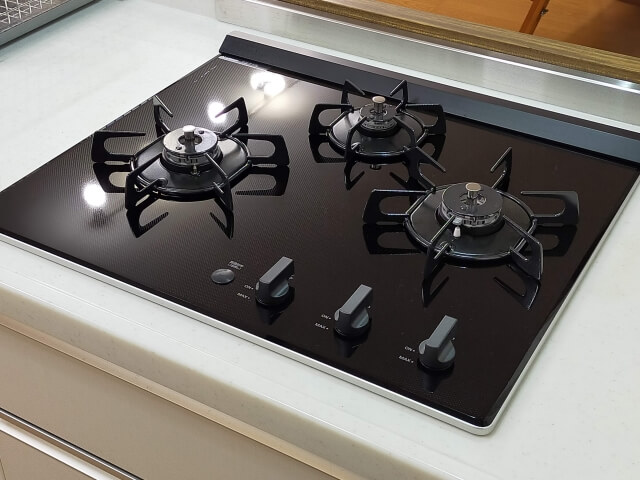 グリル機能を省いたスッキリとしたデザインのグリルレスコンロ。キッチンの収納力アップや掃除のしやすさが魅力