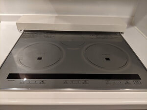 フラットで掃除がしやすいIHコンロを採用したスタイリッシュなキッチン空間