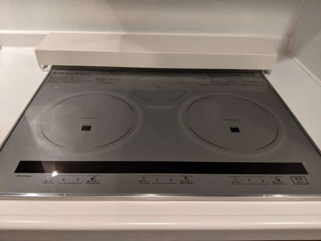 フラットで掃除がしやすいIHコンロを採用したスタイリッシュなキッチン空間
