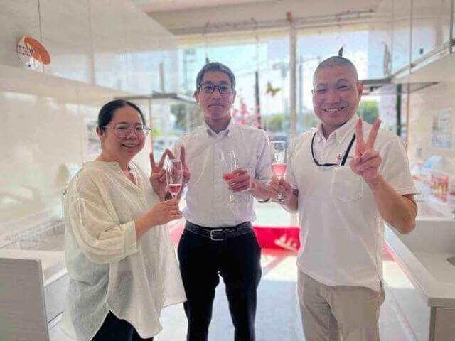 リフォーム営業担当者とお客様が笑顔で並ぶ2ショット写真。