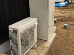 省エネ性と環境性能に優れたエコキュート給湯器の設置例。電気と空気の熱を活用し、家庭の光熱費削減や環境負荷の低減に貢献する最新の給湯システム。