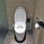 トイレの床材を清潔でおしゃれに保つリフォーム例。防水性・耐久性に優れたフロア材を採用し、お手入れが簡単で快適な空間を実現しています。