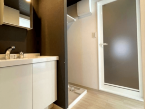 老後の暮らしを見据えた洗面化粧台リフォームの様子。