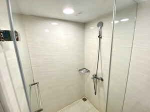 浴槽をなくしてシャワー中心にしたお風呂空間の写真。省スペースで掃除がしやすく、バリアフリーにも適したシンプルで機能的な浴室リフォームのイメージ。