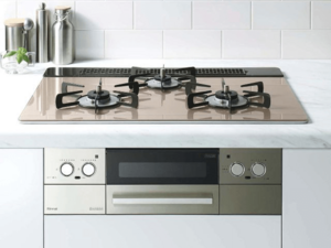 リンナイのキッチン用ガスコンロ「リッセ」は、上質なデザインと使いやすさを兼ね備えた人気モデルです。高火力バーナーや温度調節機能、グリル調理の便利さなど、料理を快適にサポートします。