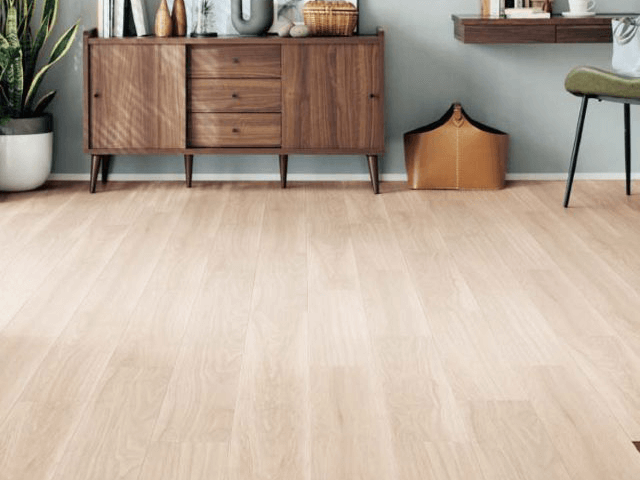 Panasonicのベリティスフロアー「わんにゃんsmile」は、ペットの足が滑りにくく傷にも強い床材。犬や猫と暮らす家庭に最適で、抗菌・防汚性能に優れ、沖縄の湿気にも対応した快適で衛生的なフローリングです。