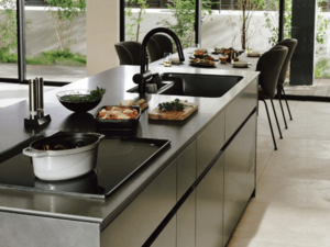 耐熱性・耐傷性に優れ、熱い鍋を直接置いても安心耐熱性・耐傷性に優れ、熱い鍋を直接置いても安心のセラミック天板。