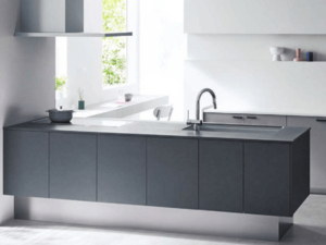 Panasonic Sクラスのキッチン。スゴピカ素材のシンクと人造大理石カウンターを採用し、掃除がしやすく清潔感のあるデザインが特徴のシステムキッチン