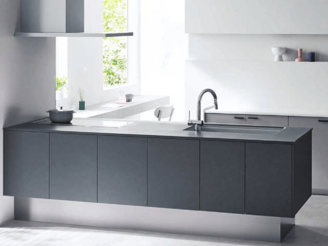 Panasonic Sクラスのキッチン。スゴピカ素材のシンクと人造大理石カウンターを採用し、掃除がしやすく清潔感のあるデザインが特徴のシステムキッチン