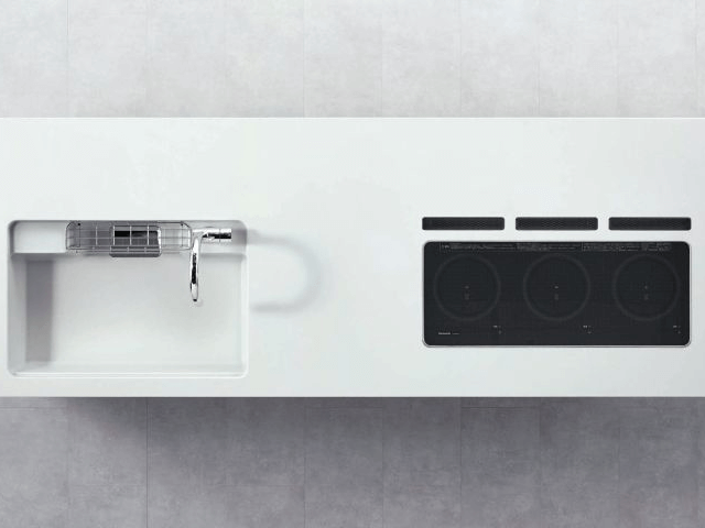 「PanasonicのトリプルワイドIHは3口横並びで調理がしやすいキッチン設備。鍋やフライパン同士がぶつかりにくく、ゆとりある調理スペースで家事効率を高めるコンロです。