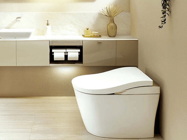 TOTOのGGシリーズトイレ（2025年8月リニューアルモデル）。新デザインのタンク一体型トイレで、清掃性・節水性能・快適性がさらに進化。ネオレスト譲りの機能を搭載し、スタイリッシュで省エネな最新トイレ。