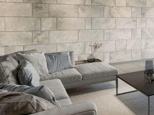 LIXILのエコカラットプラスを使用した上質な壁面デザイン。調湿・脱臭効果に優れ、結露やニオイ対策にも活躍する人気の内装タイル