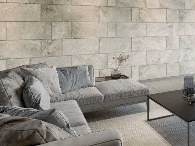 LIXILのエコカラットプラスを使用した上質な壁面デザイン。調湿・脱臭効果に優れ、結露やニオイ対策にも活躍する人気の内装タイル