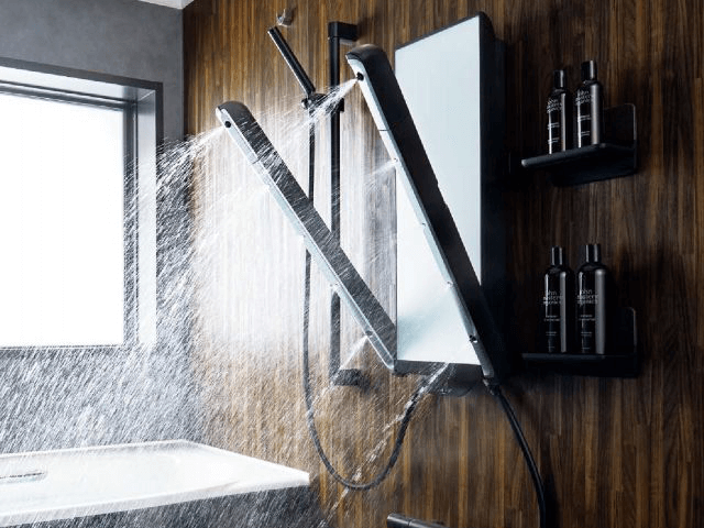 浴室に設置されたLIXIL ボディハグシャワーのシャワーヘッドが肩や背中を包み込むように広がる湯流れを示す画像