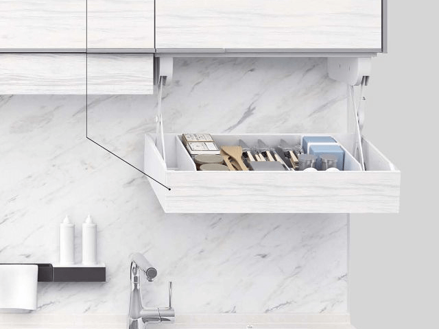 タカラスタンダードのアイラックを使ったキッチン収納。手元に引き寄せられるスライド収納で調味料や小物を整理できる様子を示す画像。