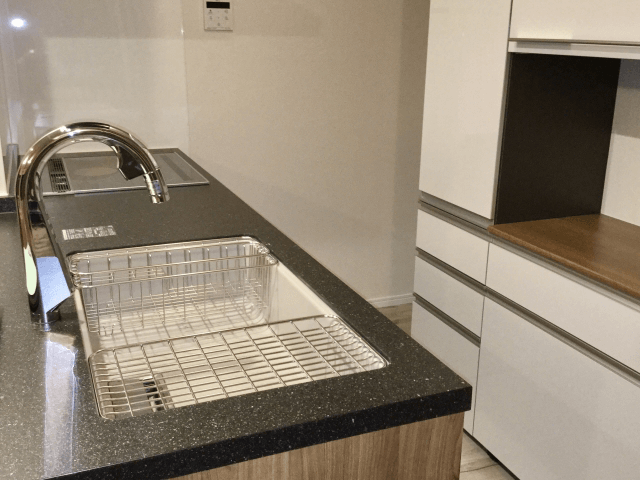 キッチンで使いやすいタッチレス水栓の写真。手をかざすだけで水が出る衛生的な仕組みで、料理中もスムーズに操作できる