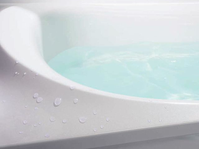 TOTOのお掃除ラクラク人大浴槽の実例写真。滑らかな人口大理石の質感と汚れにくい表面構造が分かる浴室空間。