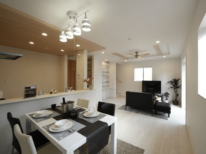 下がり天井を取り入れたキッチン空間の写真。天井高の変化と間接照明により、スタイリッシュで奥行きのあるキッチンデザインを演出している様子。