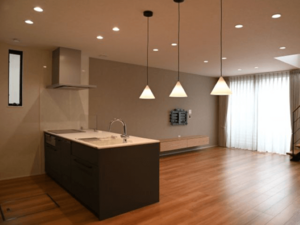 リビングとつながる開放的なデザインで、調理しながら家族とコミュニケーションが取れる使いやすいキッチン空間