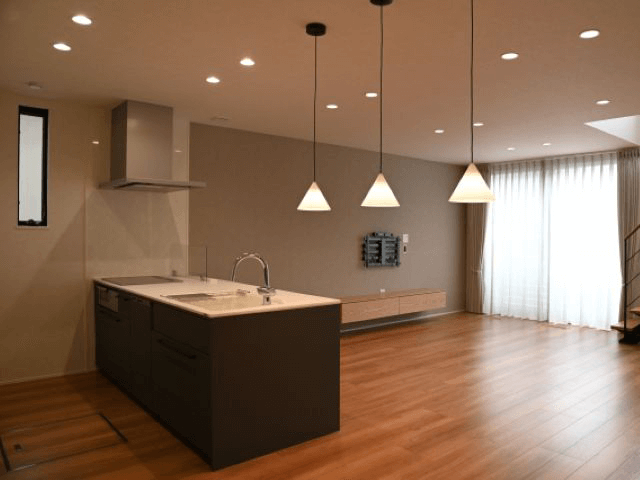 リビングとつながる開放的なデザインで、調理しながら家族とコミュニケーションが取れる使いやすいキッチン空間