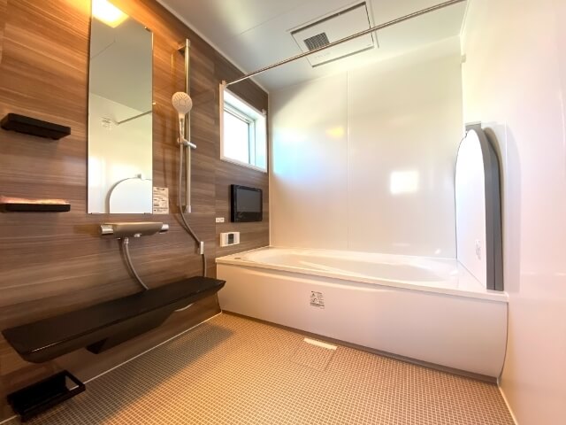 断熱性と保温性に優れたユニットバスの浴室全体イメージ。タイル張りからユニットバスへ変更する際に選ばれる、暖かく快適な最新浴室設備のデザイン