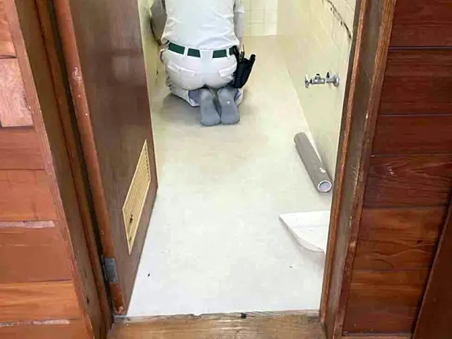 床シート張り作業（最終仕上げ）