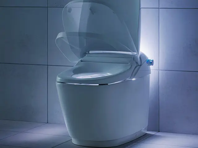 LIXILのタンクレストイレ「サティス」。便座とフタが自動で開閉する機能を備えた使用イメージ