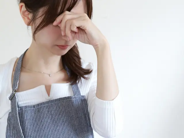 沖縄で水まわりリフォームの素材選びに悩む主婦の様子を表した画像