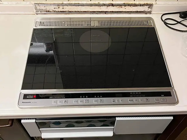 沖縄のキッチンリフォームでIHクッキングヒーターを取替えた後の写真。パナソニック製IHを設置し、キッチン全体がすっきりした様子