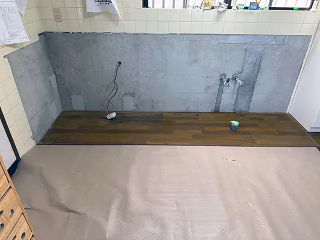 解体後の状態と床の保護