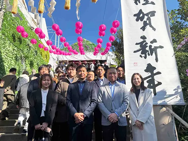 2026年の新年に撮影した当社社員の集合写真。スタッフ一同で新年のごあいさつをしている様子