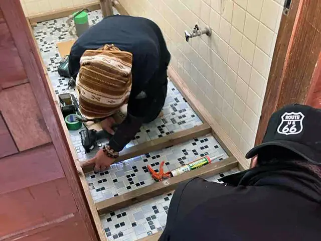 床下地調整・段差解消作業(施工中)