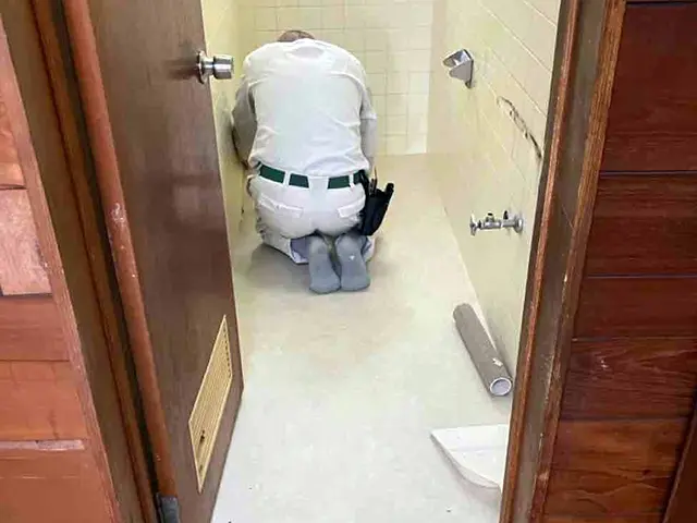 床仕上げ施工(クッションフロア施工中)