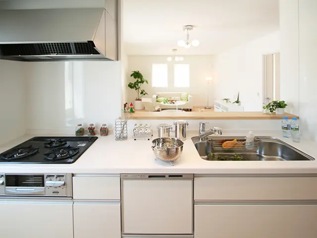 築20年の住宅で人気の対面型キッチンリフォーム事例。明るく開放的な空間に生まれ変わった様子