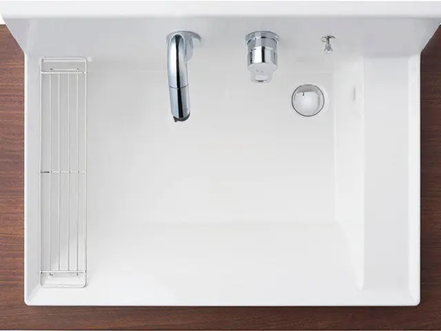 広くて深いハイバックボウルと、掃除しやすい壁付け水栓を備えたLIXILカスタムバニティの洗面ボウル