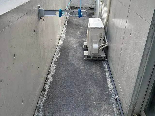 ベランダ防水施工後|ウレタン防水で明るく一新 Before写真