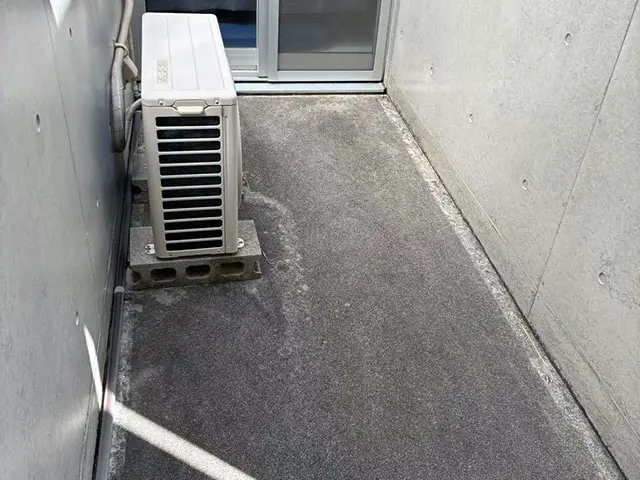 ベランダ防水施工後|ウレタン防水で均一に仕上げた床面 Before写真