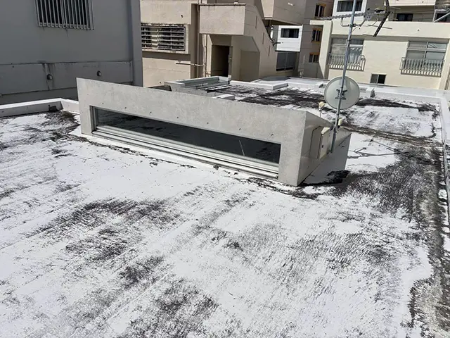 屋上防水施工後|ウレタン防水で均一に仕上げた屋上 Before写真