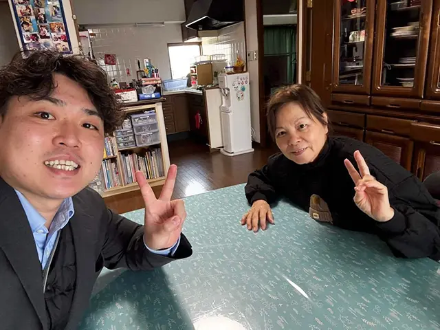 那覇市で水まわりリフォームを行った大田様と担当者の写真