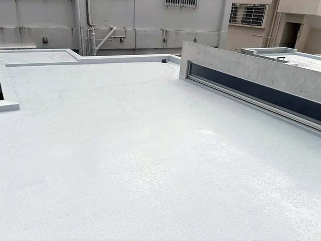 那覇市の戸建て住宅で施工した屋上ウレタン防水工事後の様子。均一に仕上がった防水層の全景。