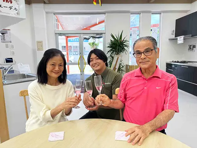 那覇市マンションリフォーム完了後に担当者とお客様がショールームで撮影した記念写真