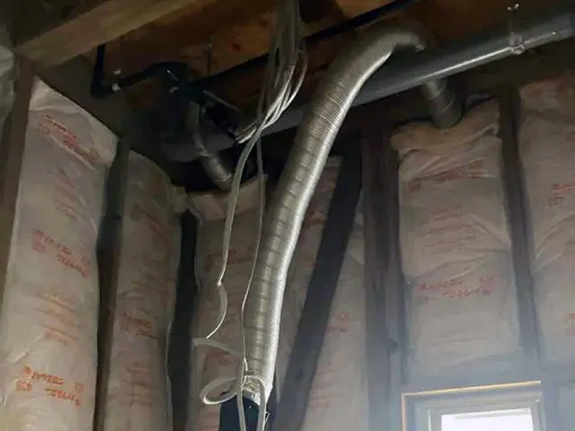 解体後の状態（壁内部・配線・ダクトが見える）