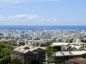 首里城公園から望む那覇新都心と那覇港の街並みと青い海の風景